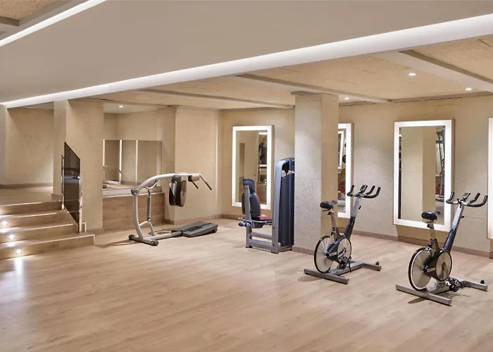 Grand Hyatt Club Golf & מלון